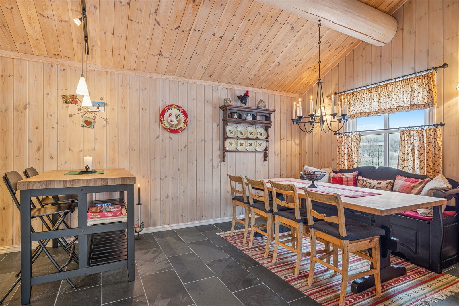 Det er god plass til spisebord i tilknytning til kjøkken/stue. Galleribilde