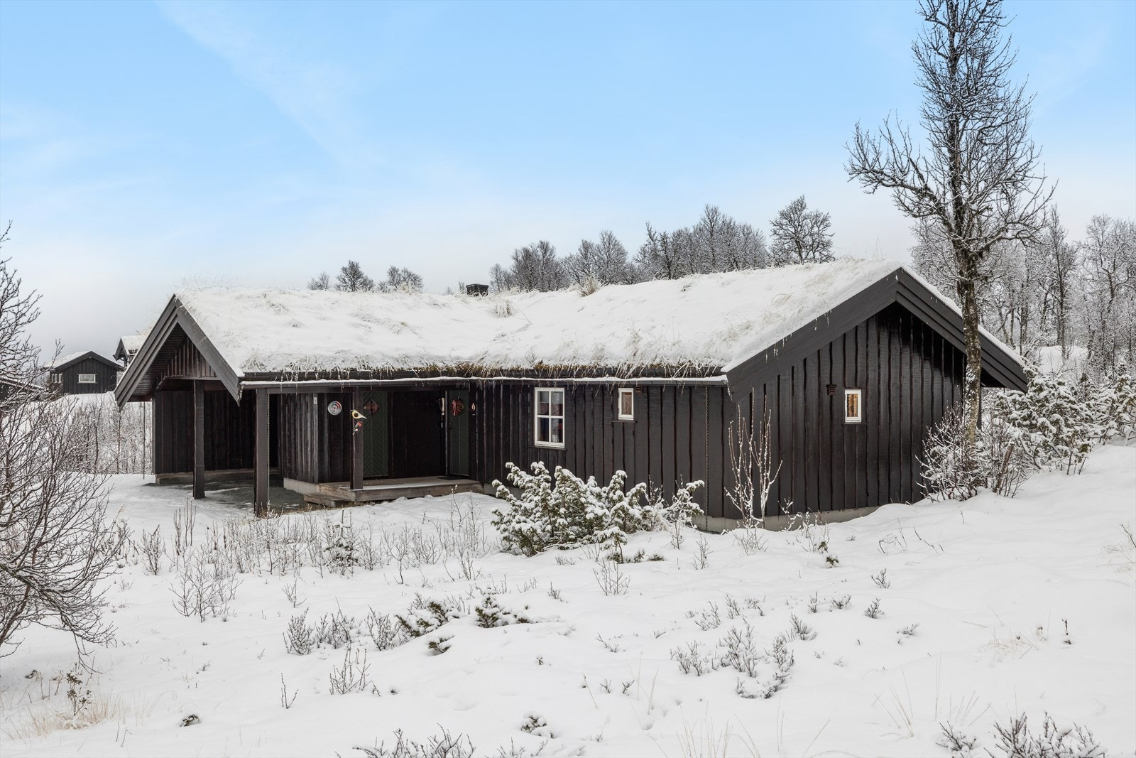 Hytta ligger i et rolig område, med nærhet til både alpinanlegg og turløyper. Området byr på vakker natur og svært gode solforhold fra morgen til kveld. Galleribilde