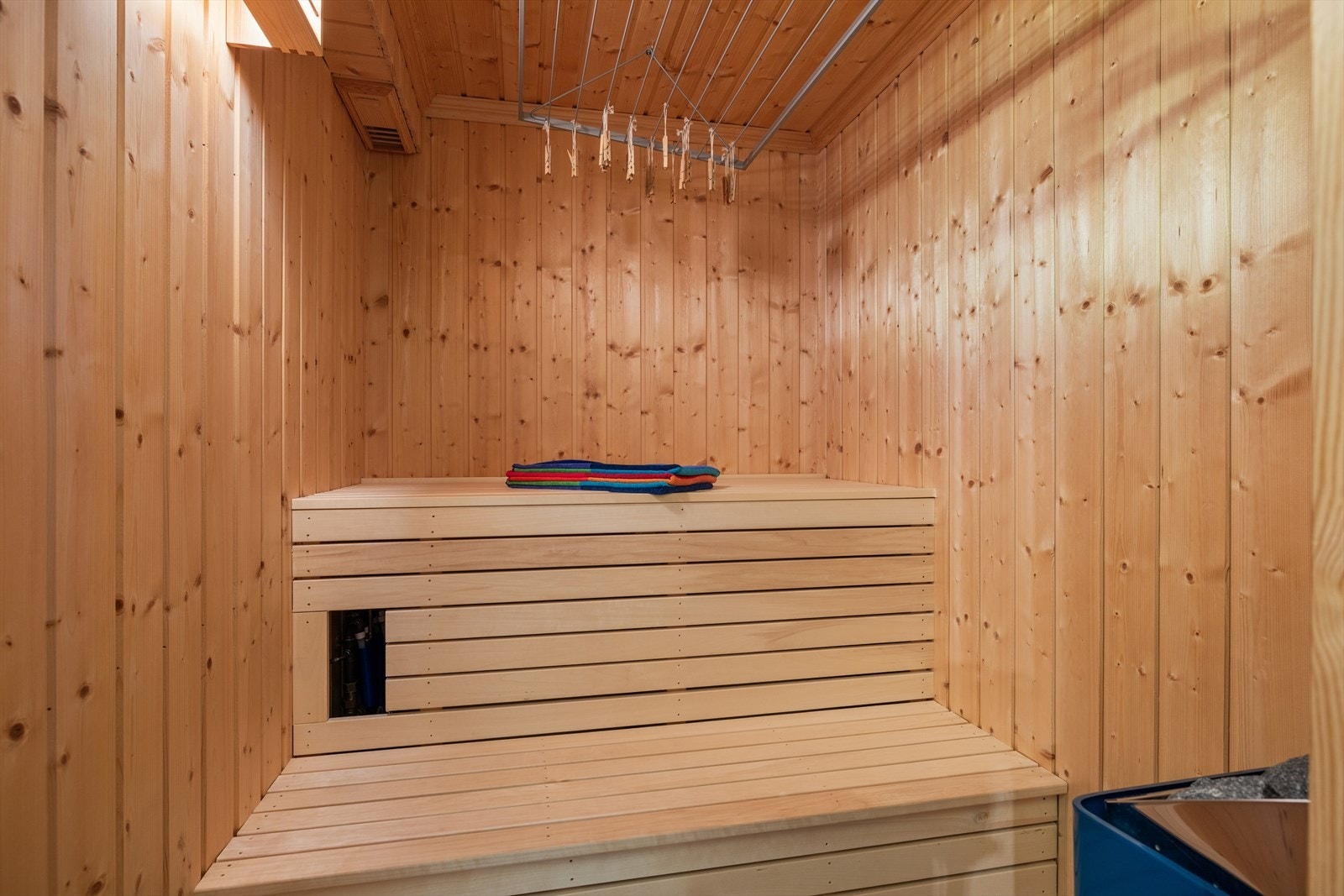 Badstuen er klassisk med trebenker - et deilig avbrekk og en naturlig del av hyttelivet på fjellet. Galleribilde