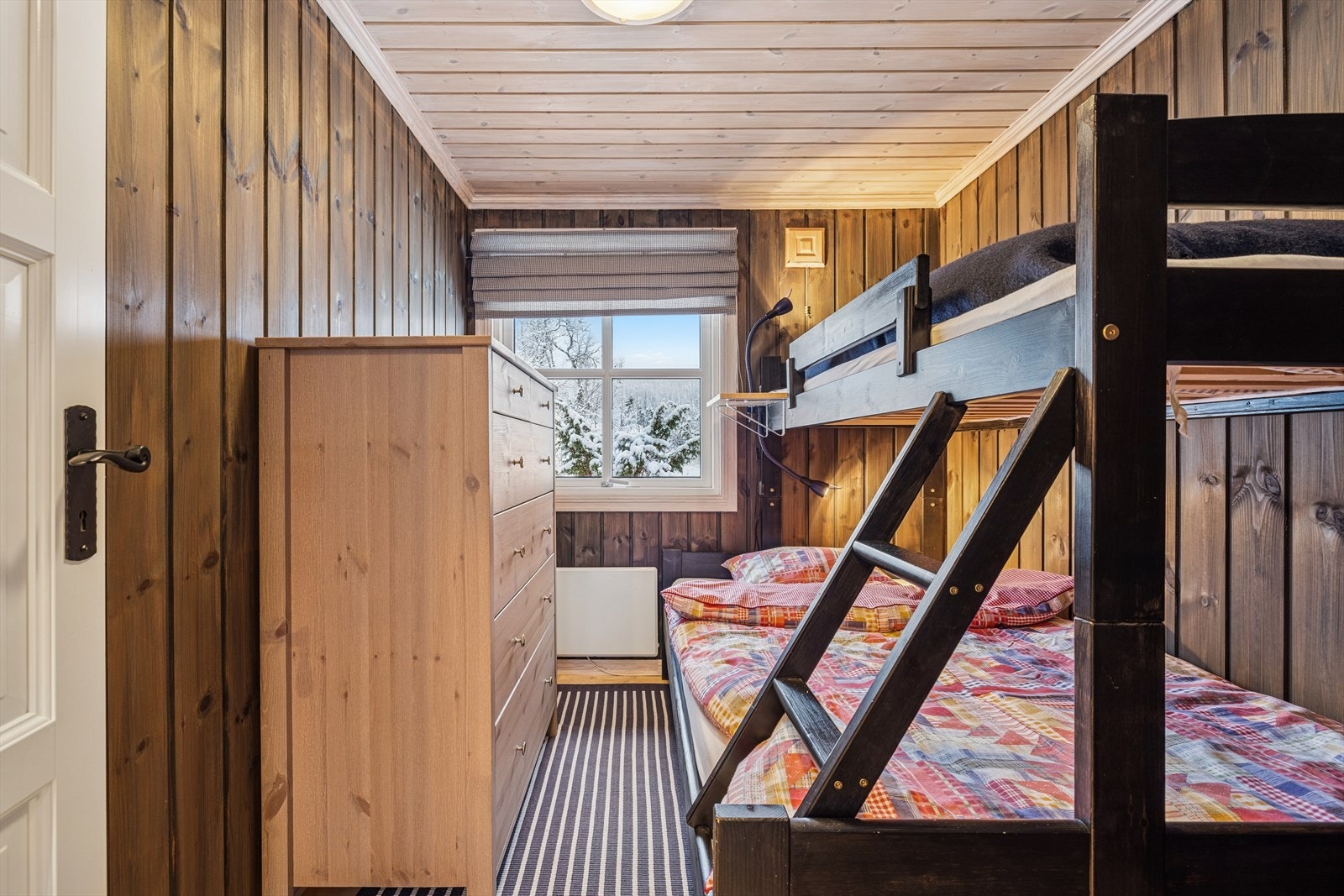 Soverom III - Det er køyeseng og oppbevaringsmøbel på de tre mindre soverommene. Galleribilde