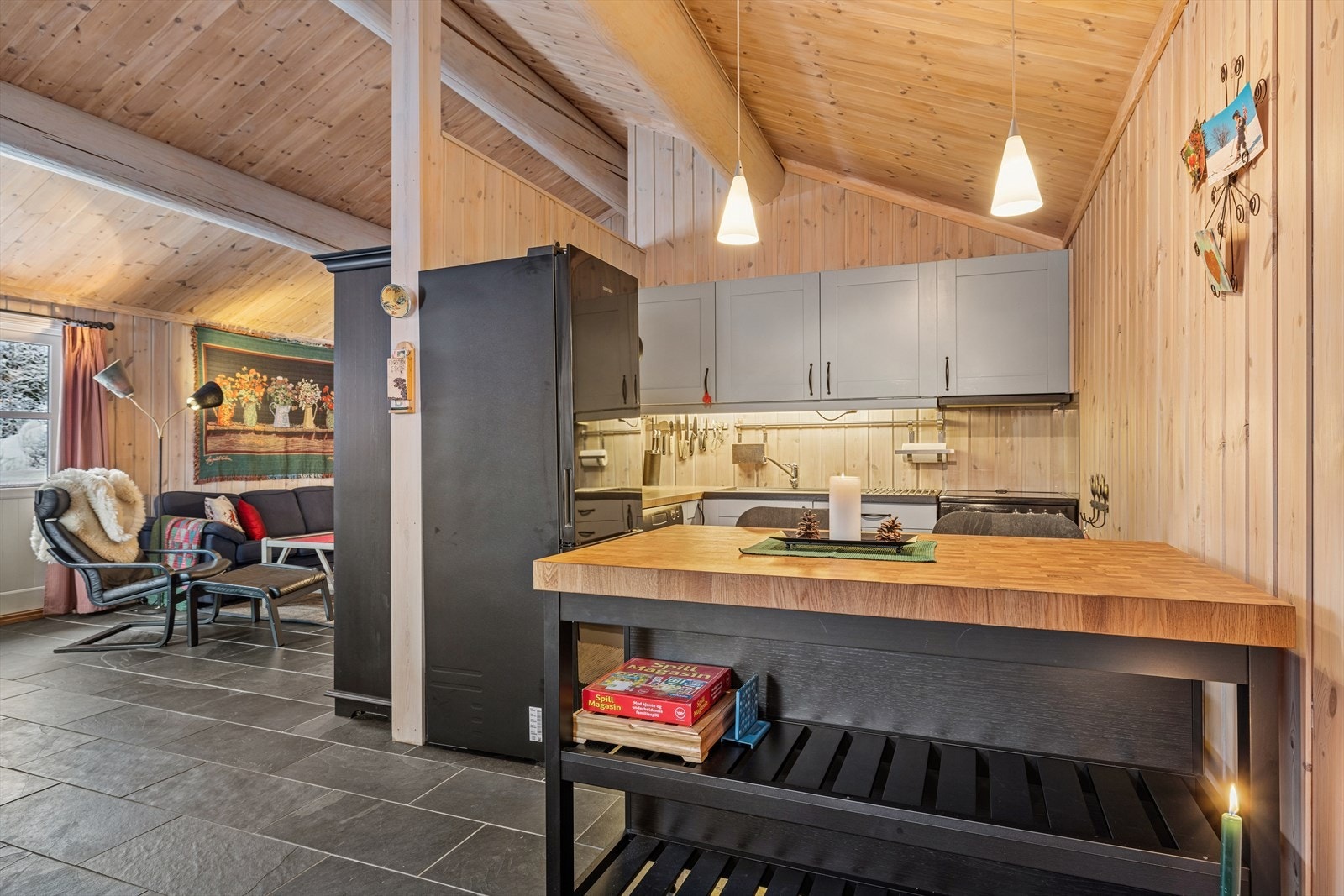 Funksjonelt og stemningsfullt kjøkken med profilerte fronter og benkeplate i heltre. Galleribilde