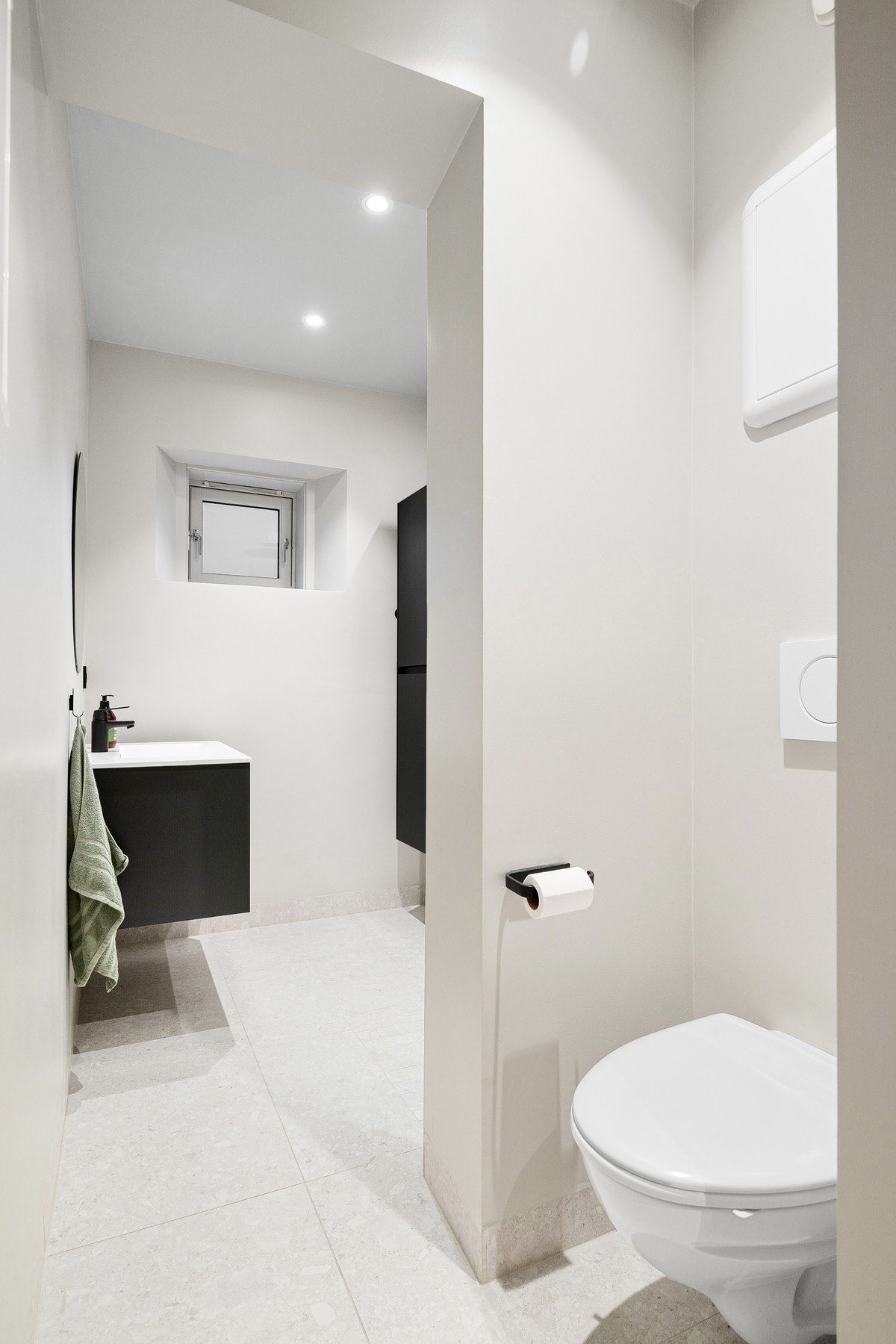 Baderommet har flislagt gulv med elektriske varmekabler. Galleribilde