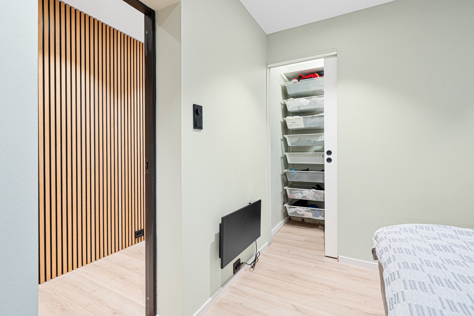 Soverommet har direkte tilgang til praktisk walk-in garderobe. Galleribilde