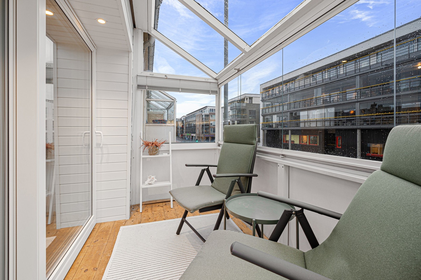 Balkongen er ypperlig å ta i bruk på sommerhalvåret. Galleribilde