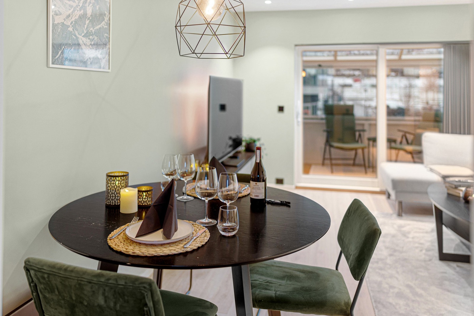 Spiseplassen finner sin naturlige plass ved stuen. Galleribilde