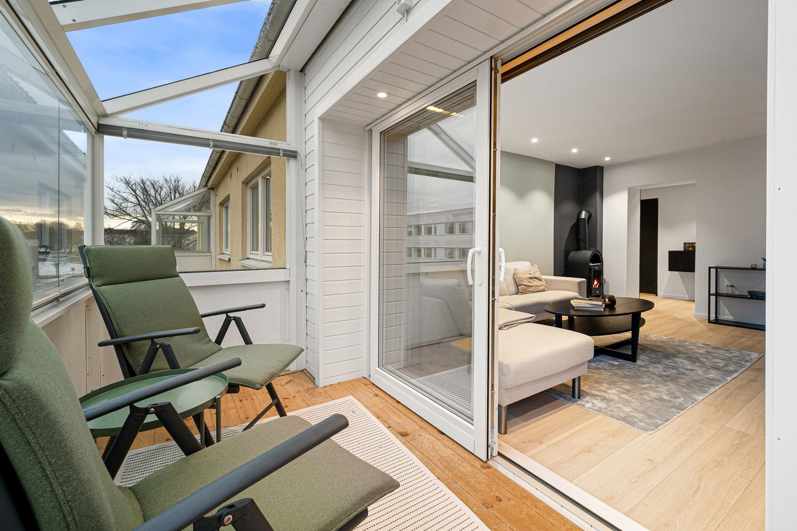 Innglasset balkong bidrar som en ekstra forlengelse til stuen. Galleribilde