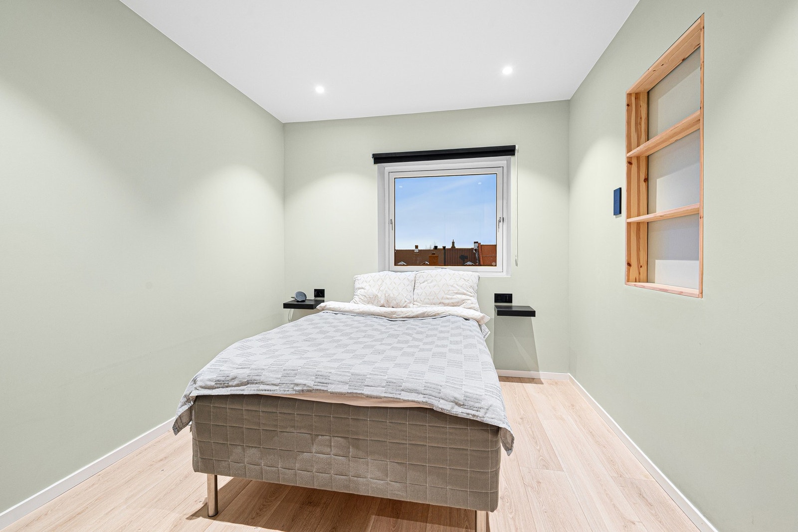 Lyst soverom på 8 kvm med god plass til seng og garderobeløsning. Galleribilde