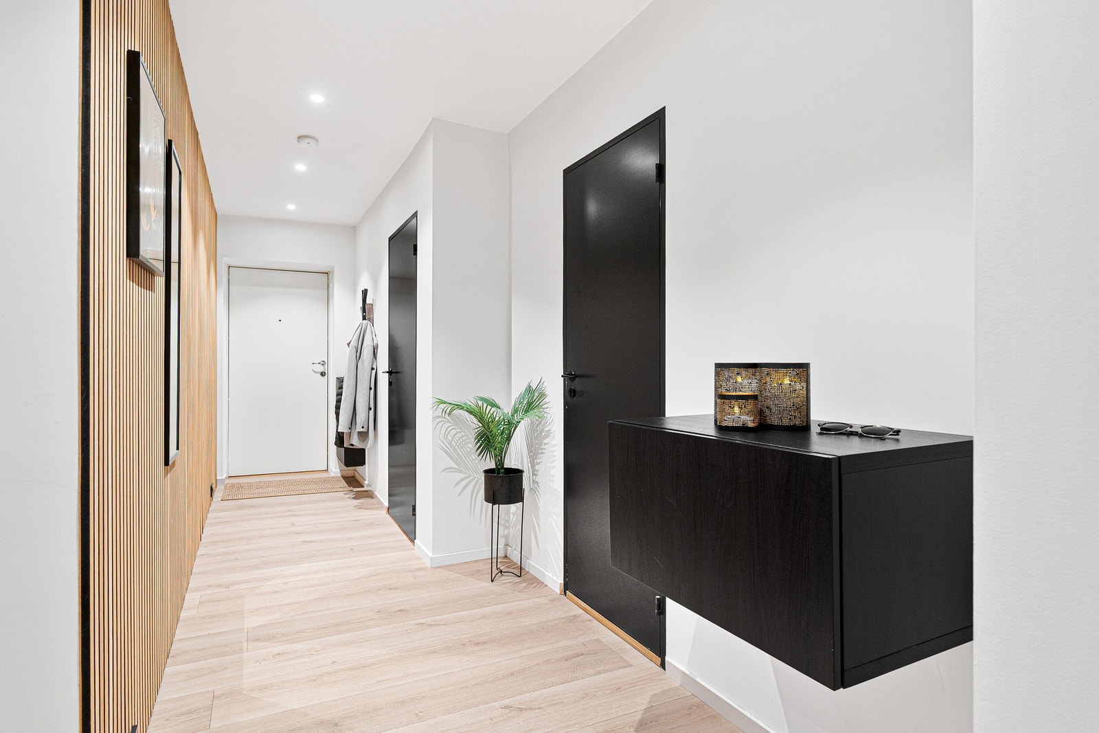 Innbydende entre med god oppbevaringsmulighet. Galleribilde