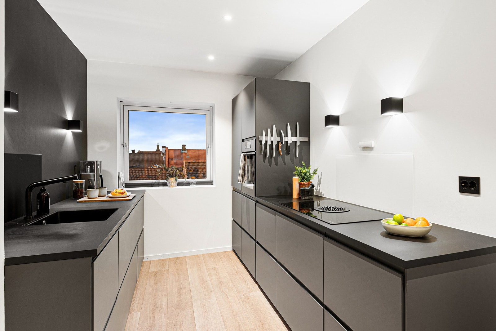 Her får du et moderne kjøkken fra 2021 med god skap- og benkeplass. Galleribilde