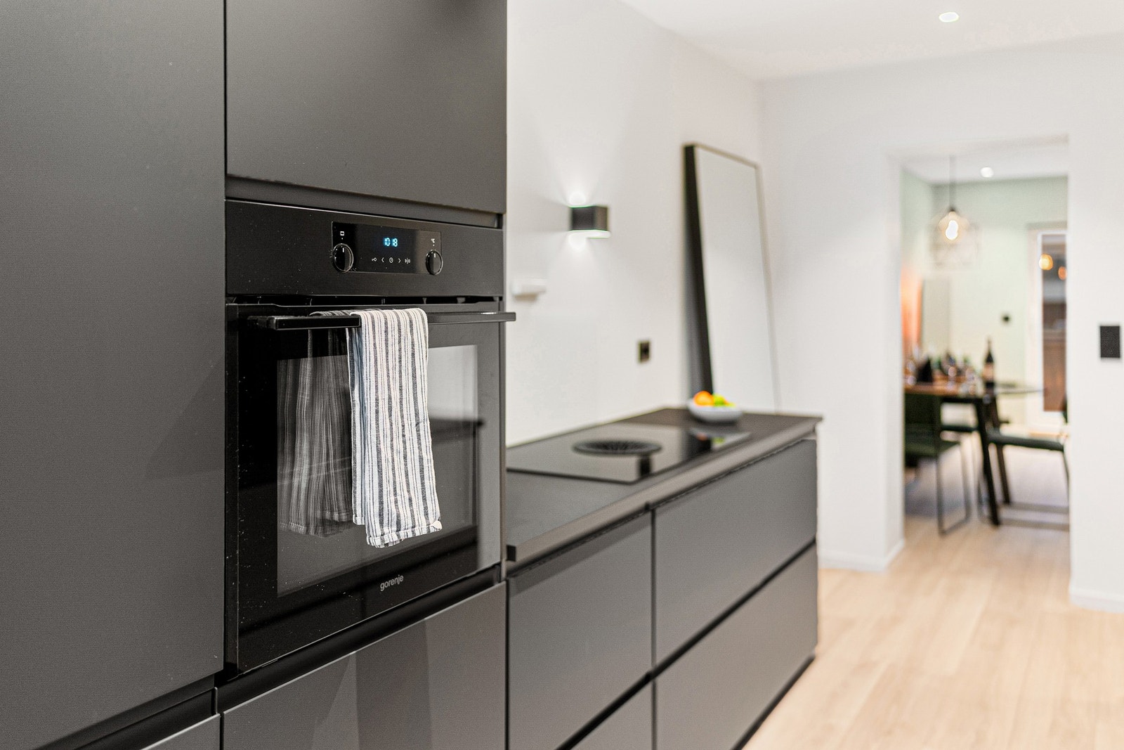 Kjøkkenet har integrerte hvitevarer. Galleribilde