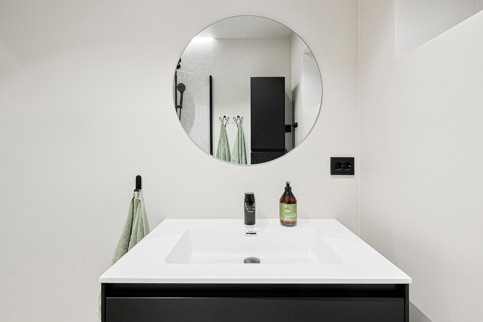 Her får du et baderom med servant på underskap, toalett og dusj. Galleribilde