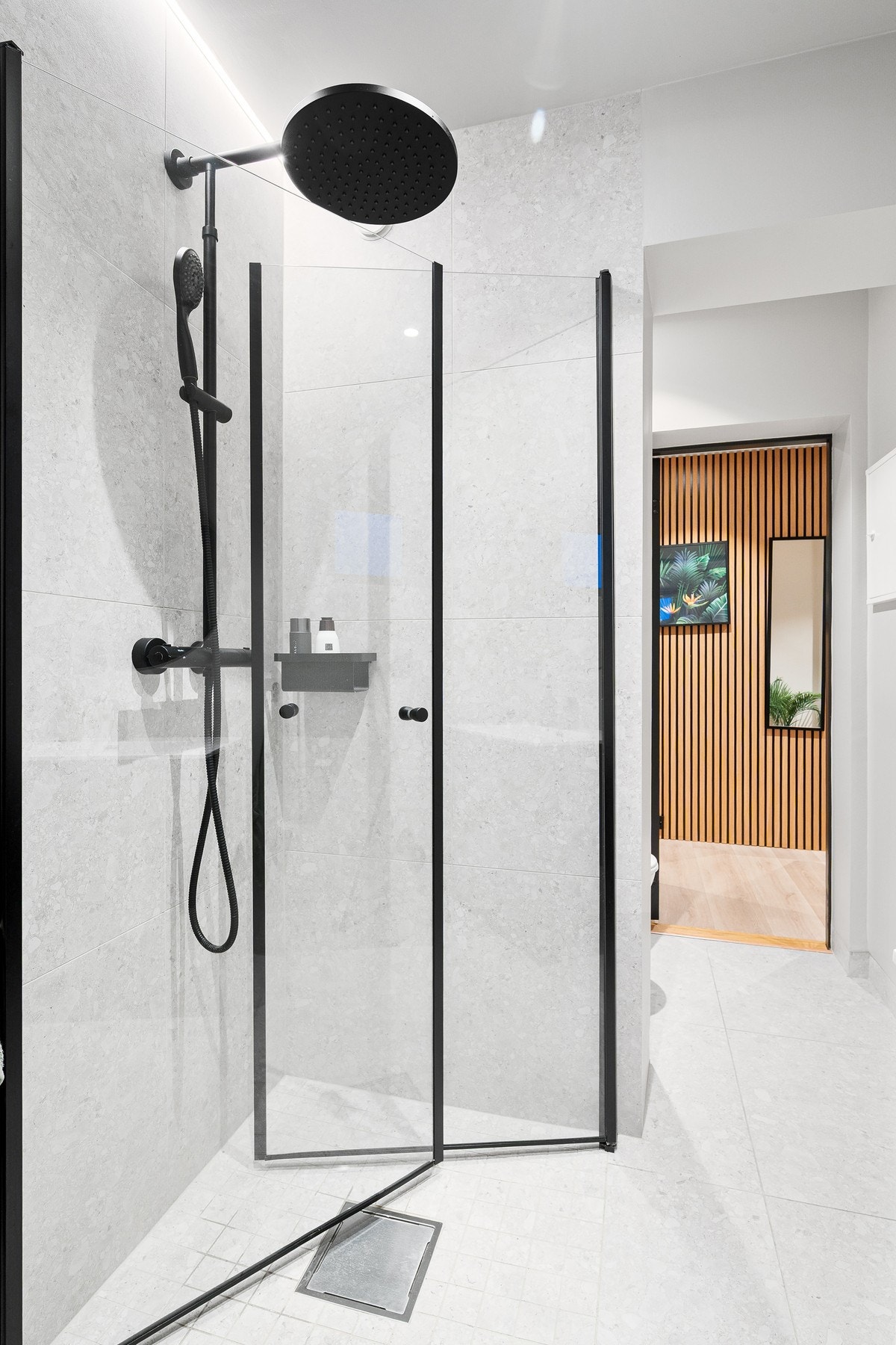 Baderommet er flislagt, og med malt flate på vegger og himling. Galleribilde