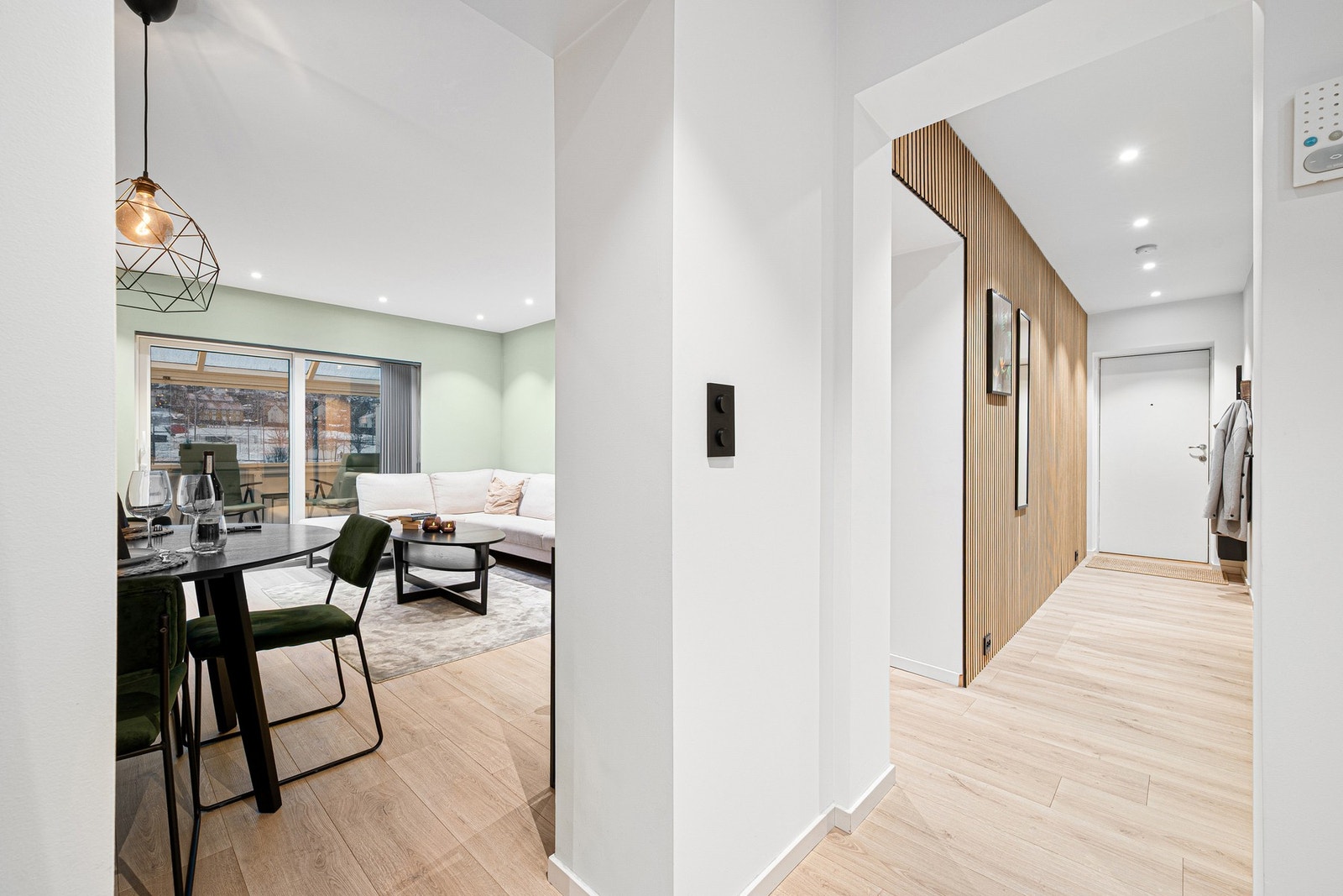 Leiligheten har et naturlig skille fra stue til entre. Galleribilde