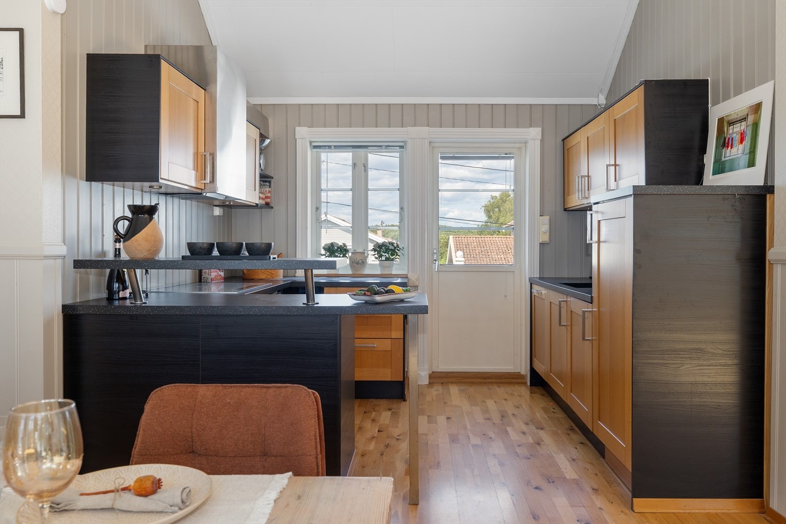 Et perfekt passe stort kjøkken for deg som driver med helt vanlig matlaging Galleribilde