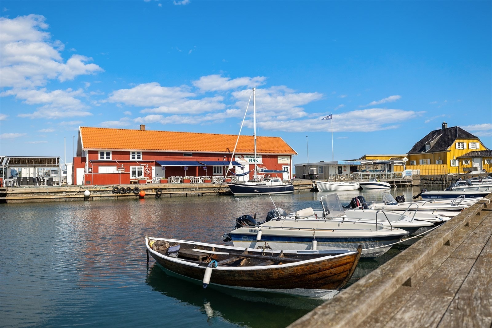 i Nevlunghavn sentrum har du havna Galleribilde