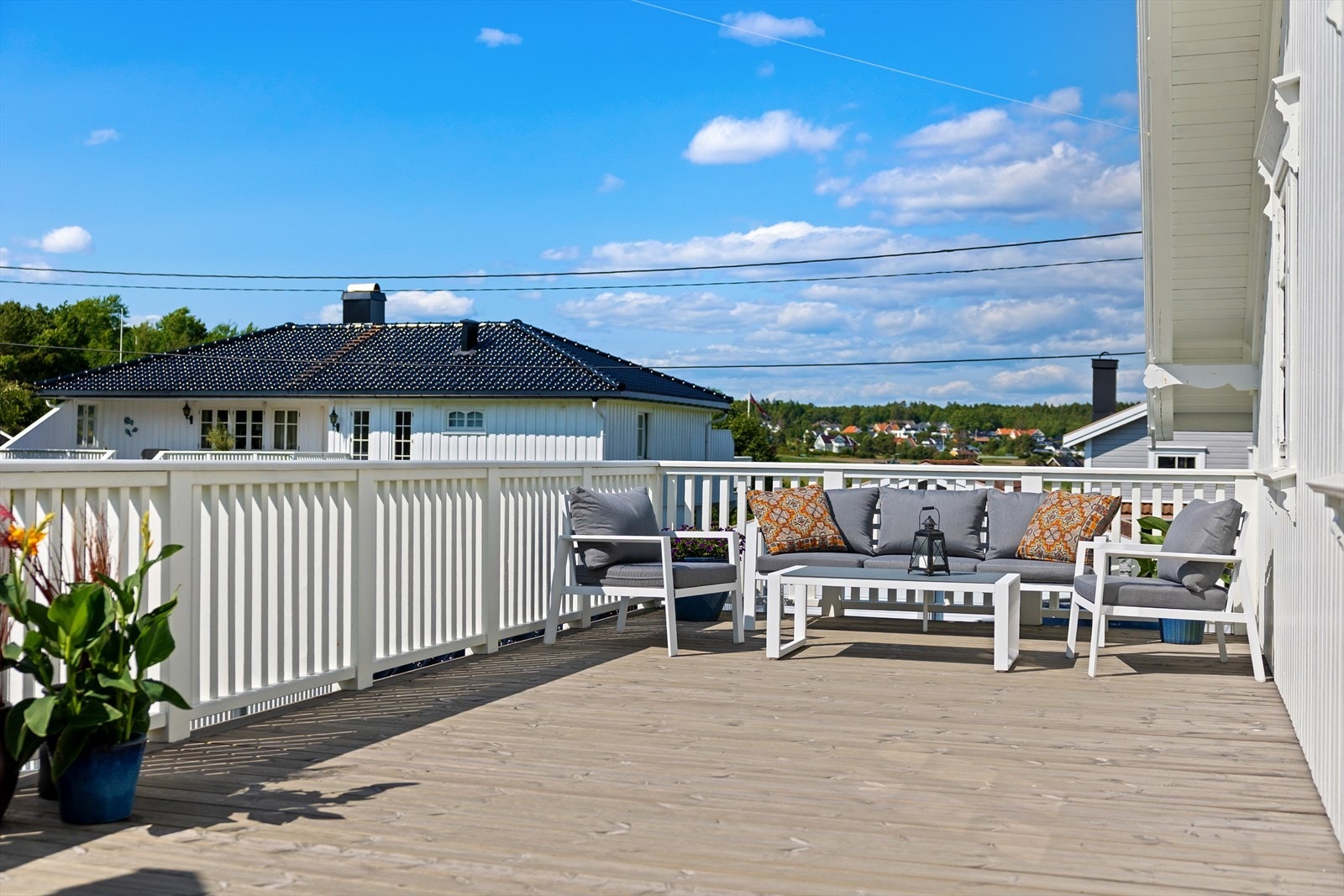 På verandaen har du sol store deler av dagen Galleribilde