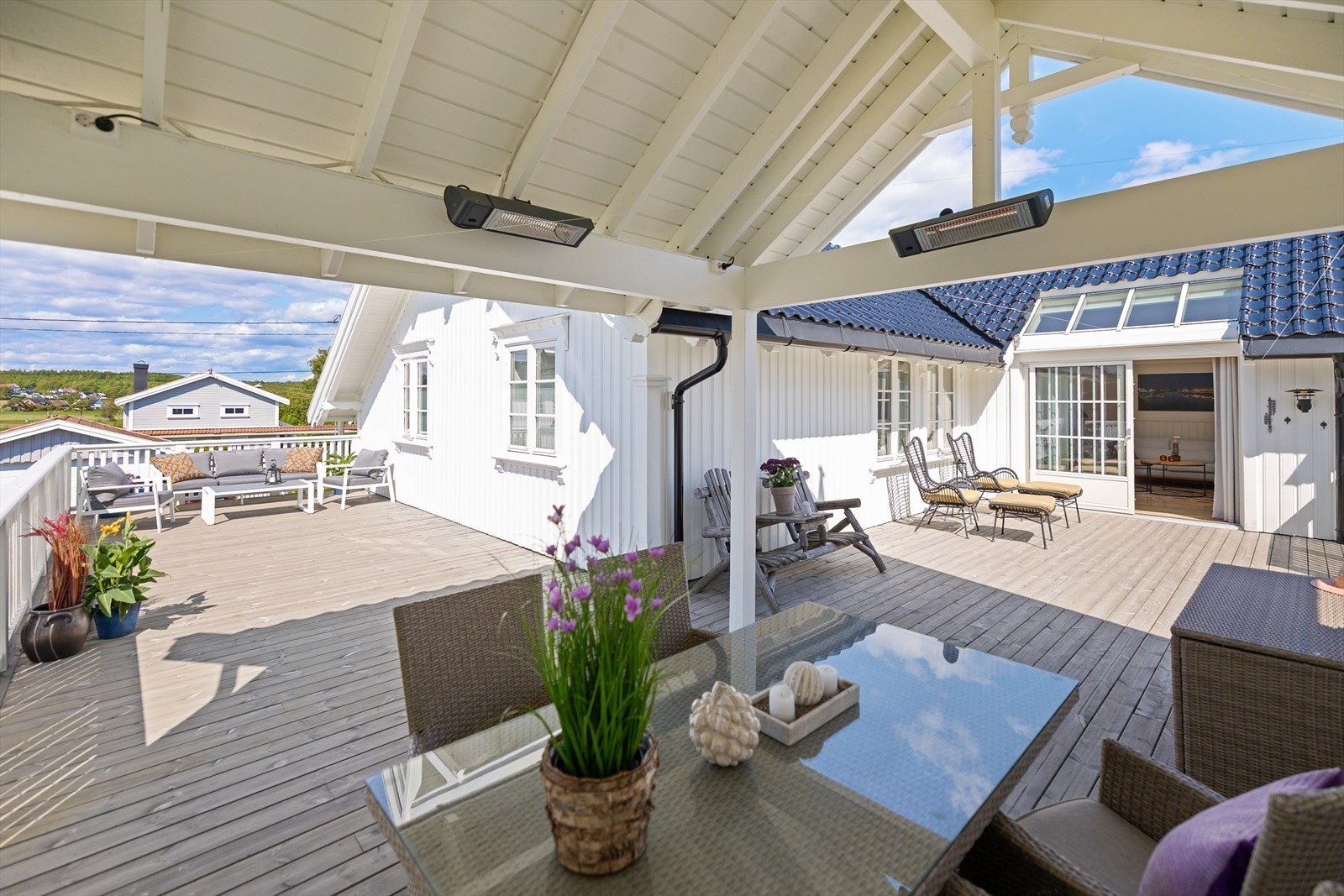 Oppe har du en 62 kvm veranda Galleribilde