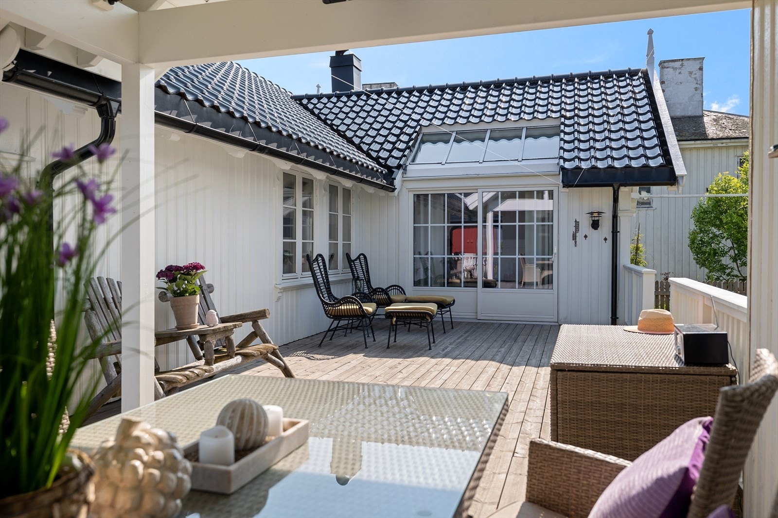 Flere sittegrupper rundt om Galleribilde