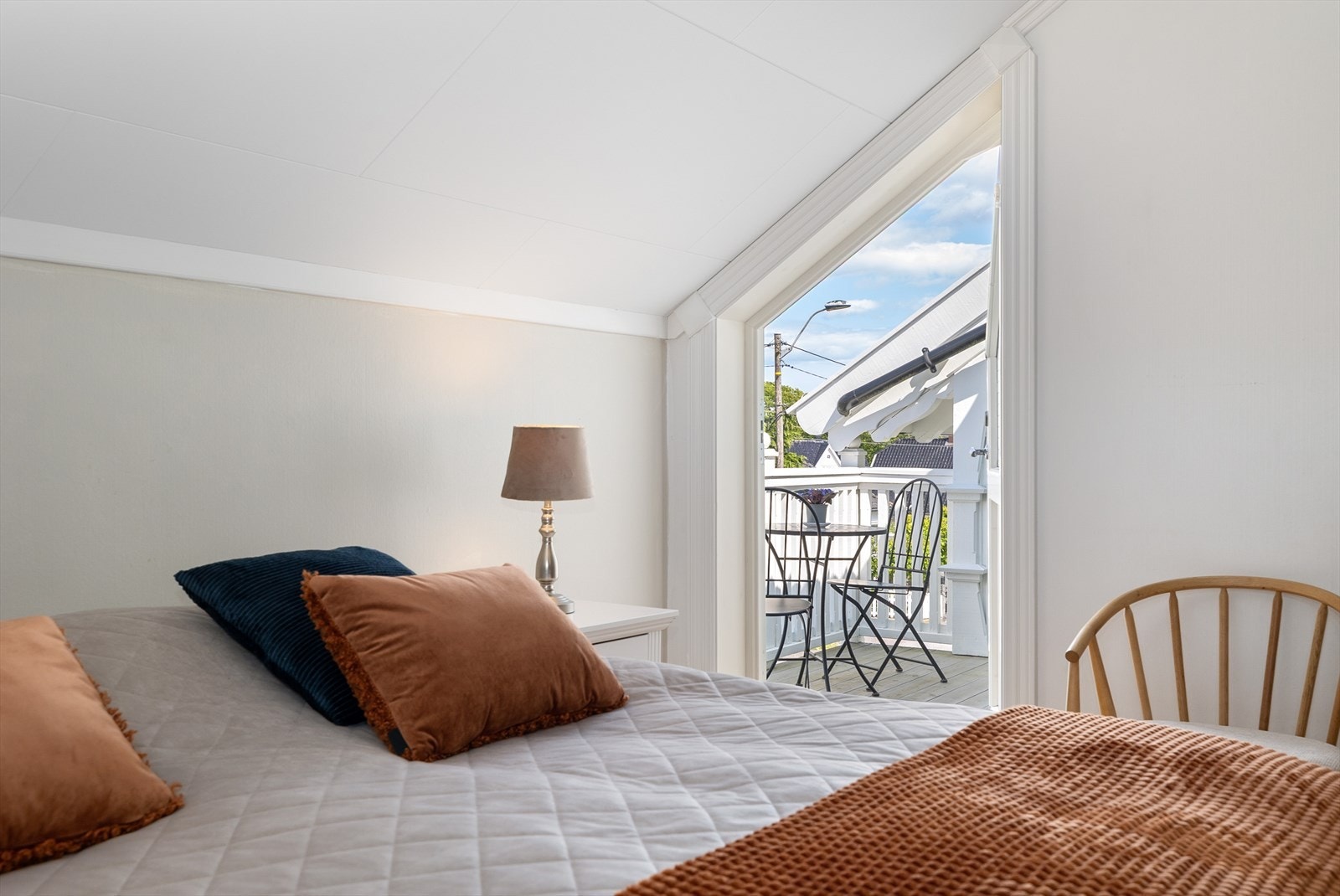 Her har du også en liten hobbitdør ut på balkongen på fremsiden av huset Galleribilde