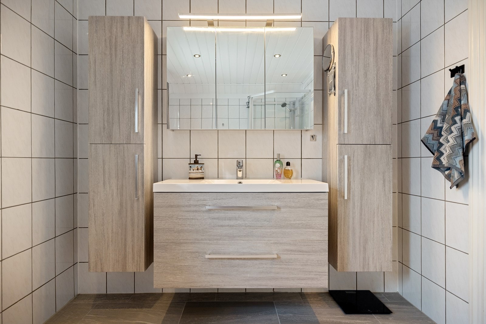 Og er utstyr med det du trenger av dusj, servant og WC Galleribilde