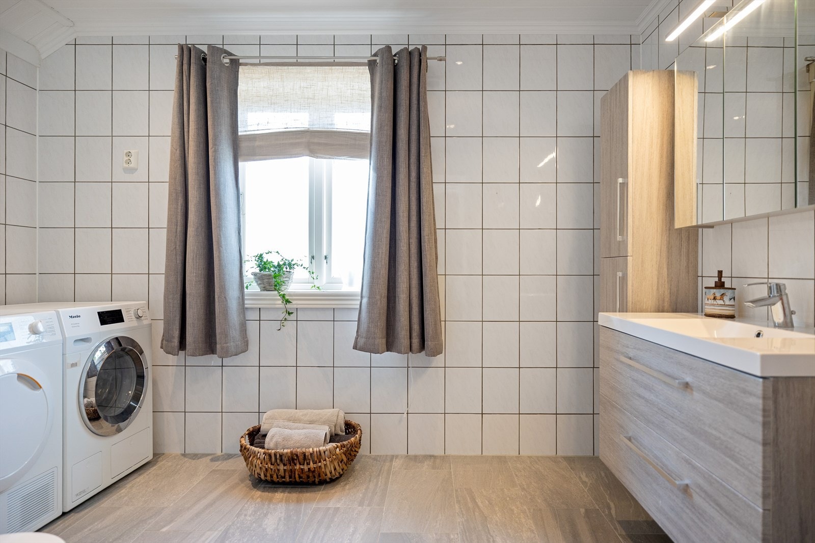 Baderommet er flisbelagt Galleribilde