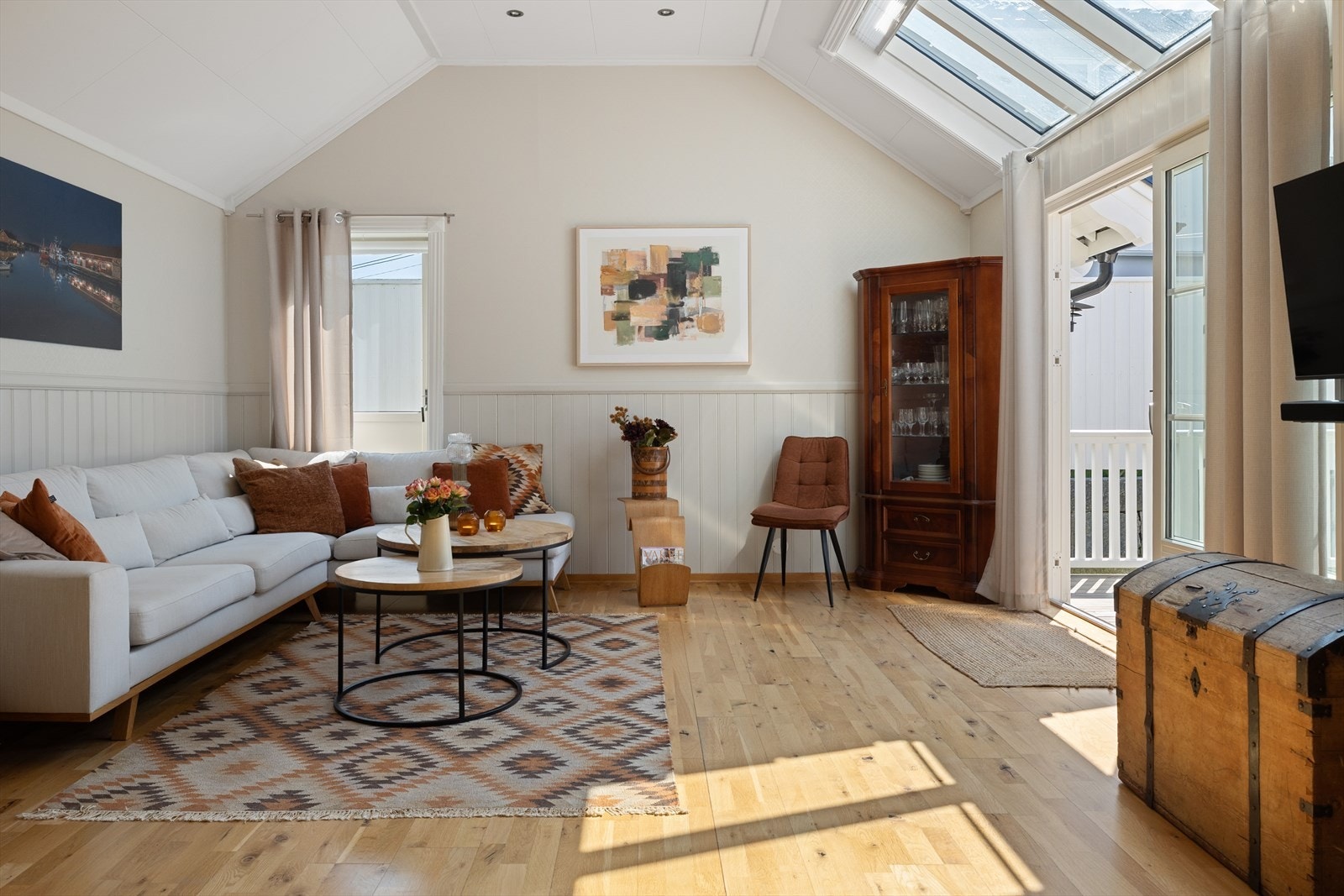 Ikke bare har du 2 glassdører her, men også glass vinduer i taket som slipper sollys inn Galleribilde