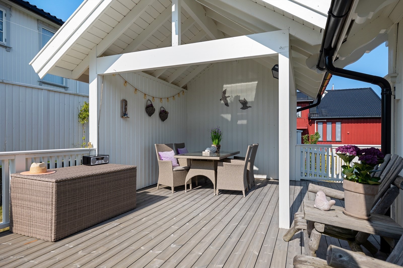 Verandaen har en skjermet utesalong Galleribilde