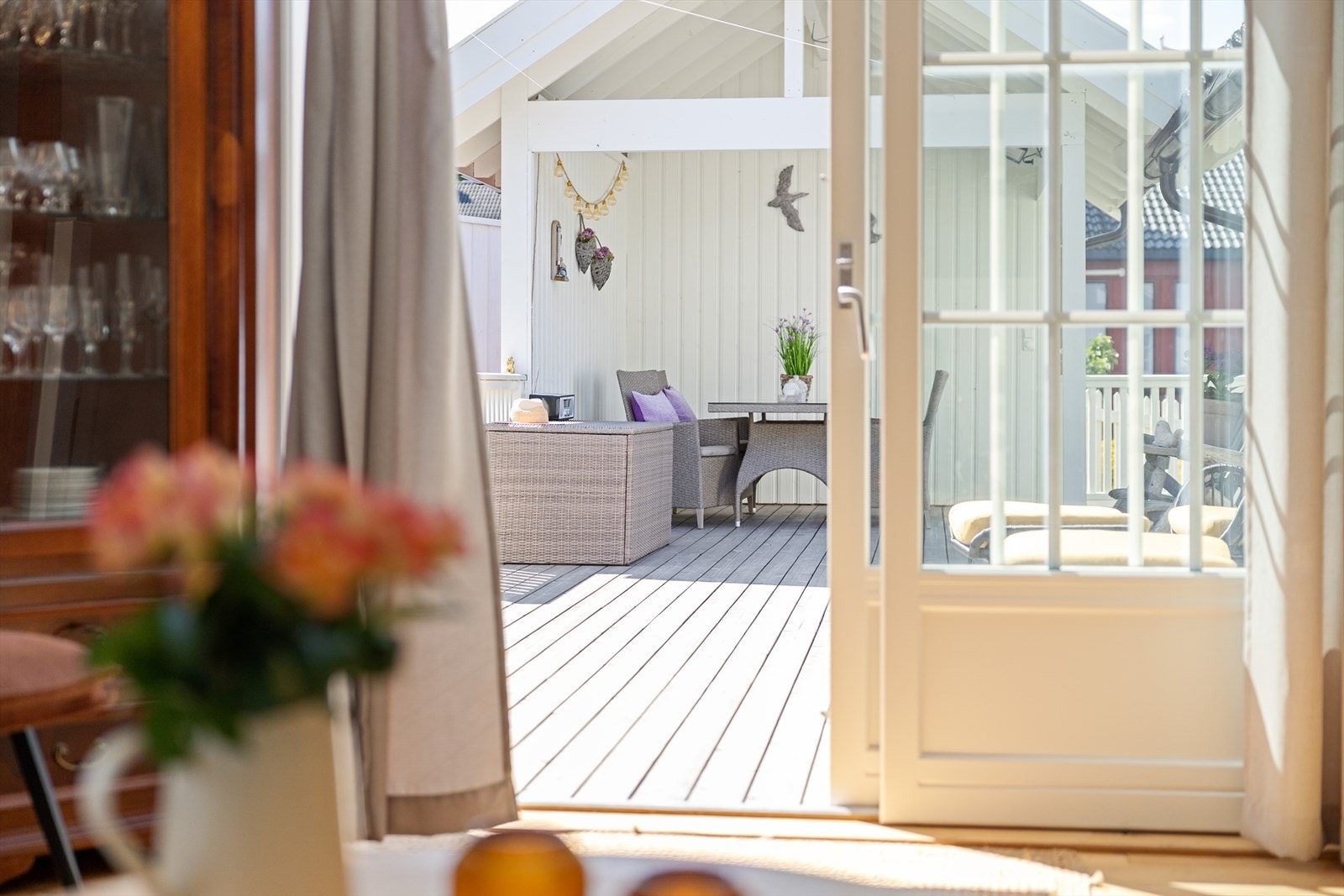 Fra stuen går det dør ut på verandaen Galleribilde