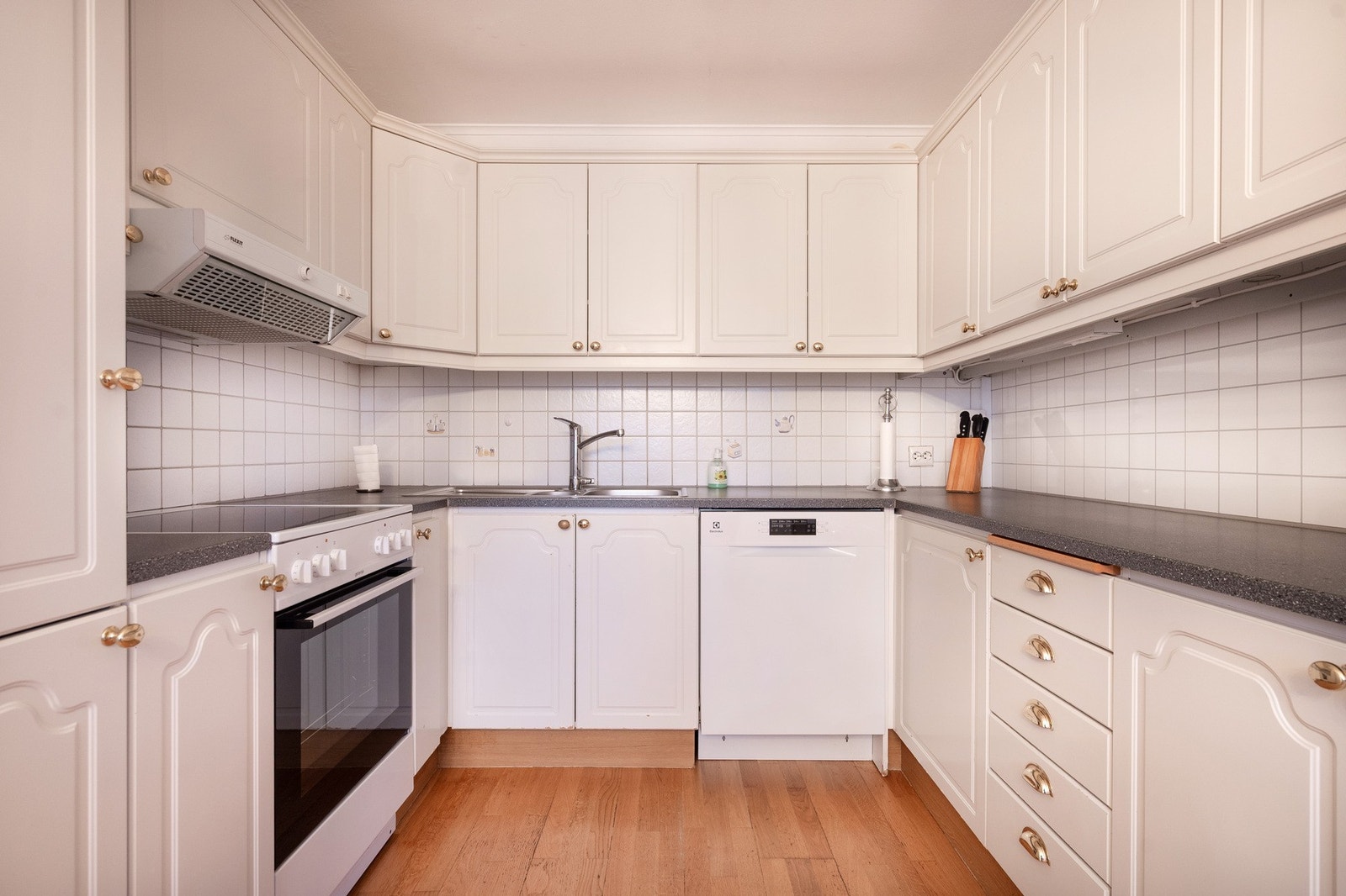 Innholdsrikt kjøkken (fra byggeår) Galleribilde