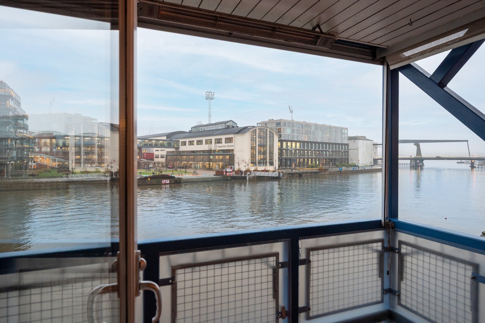 Sydvestvendt balkong med utsikt opp og ned elva Galleribilde