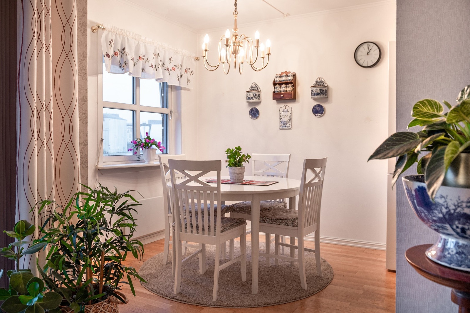 Koselig spiseplass/karnapp i forlengelse av kjøkken Galleribilde