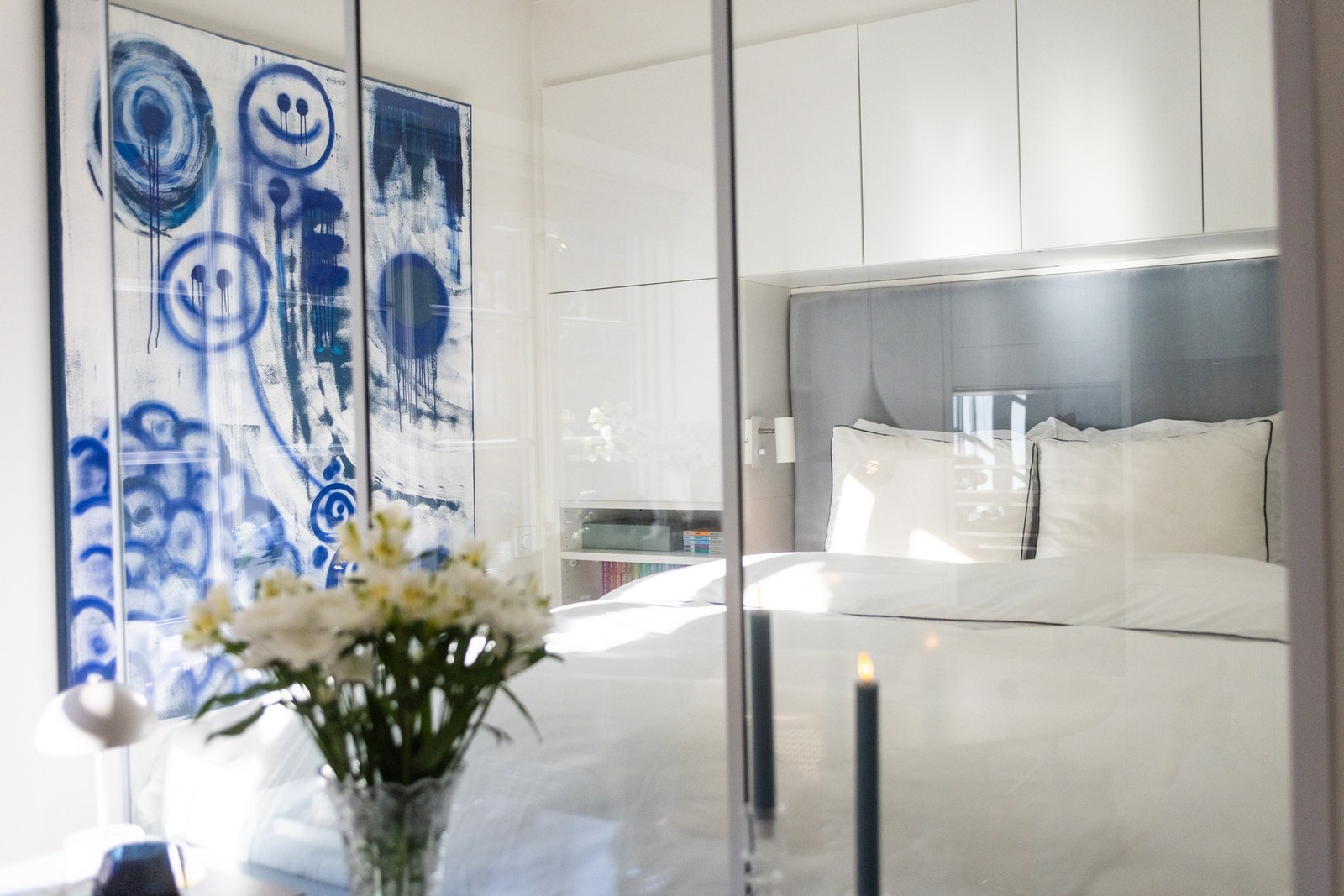 Sovealkoven har rikelig med oppbevaringsplass både over og under sengen... Galleribilde