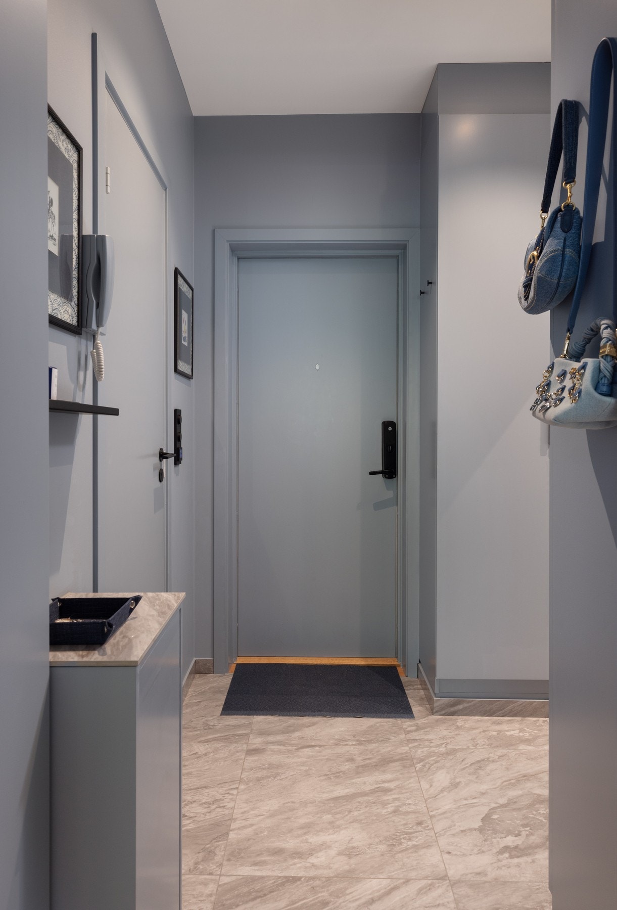 Ytterdør i entré er utstyrt med Yale Doorman. Galleribilde