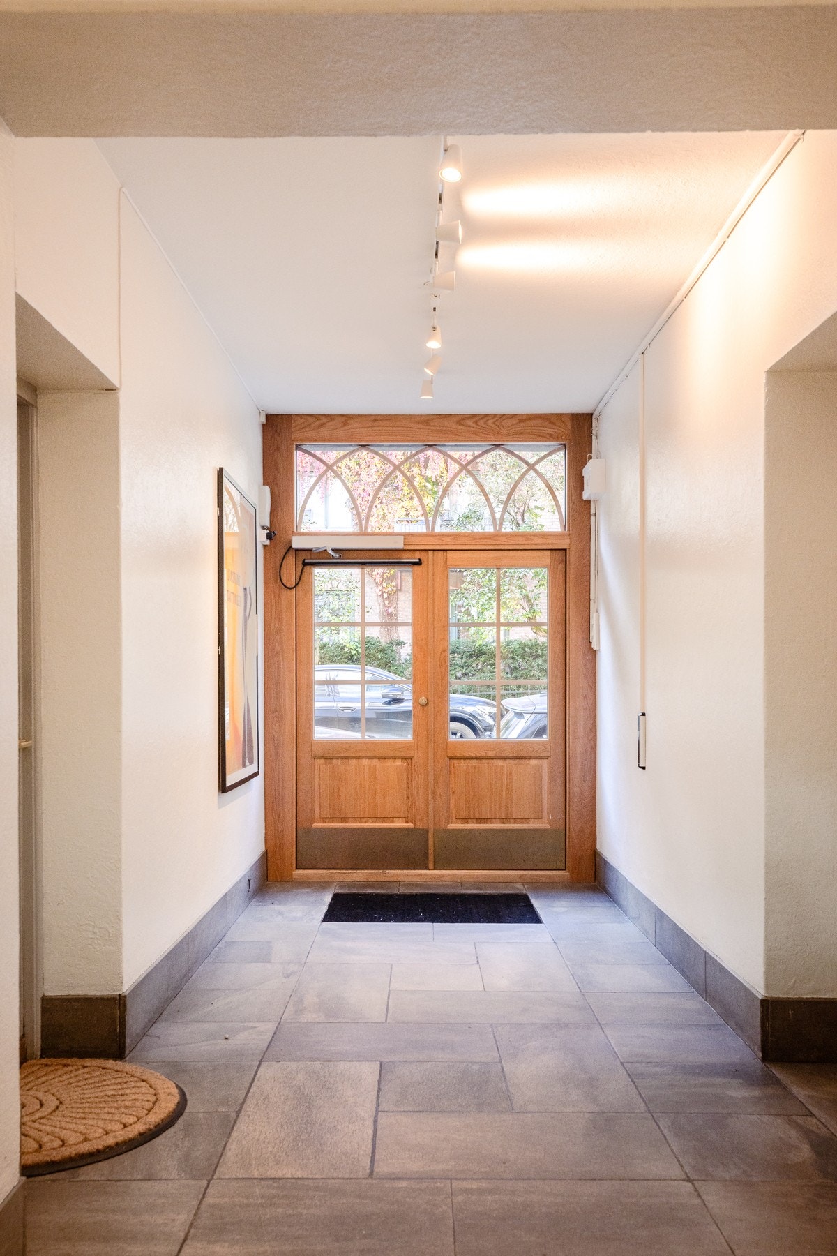 Bygget har en flott trappeoppgang som ble renovert i 2019, med tilhørende heis. Galleribilde