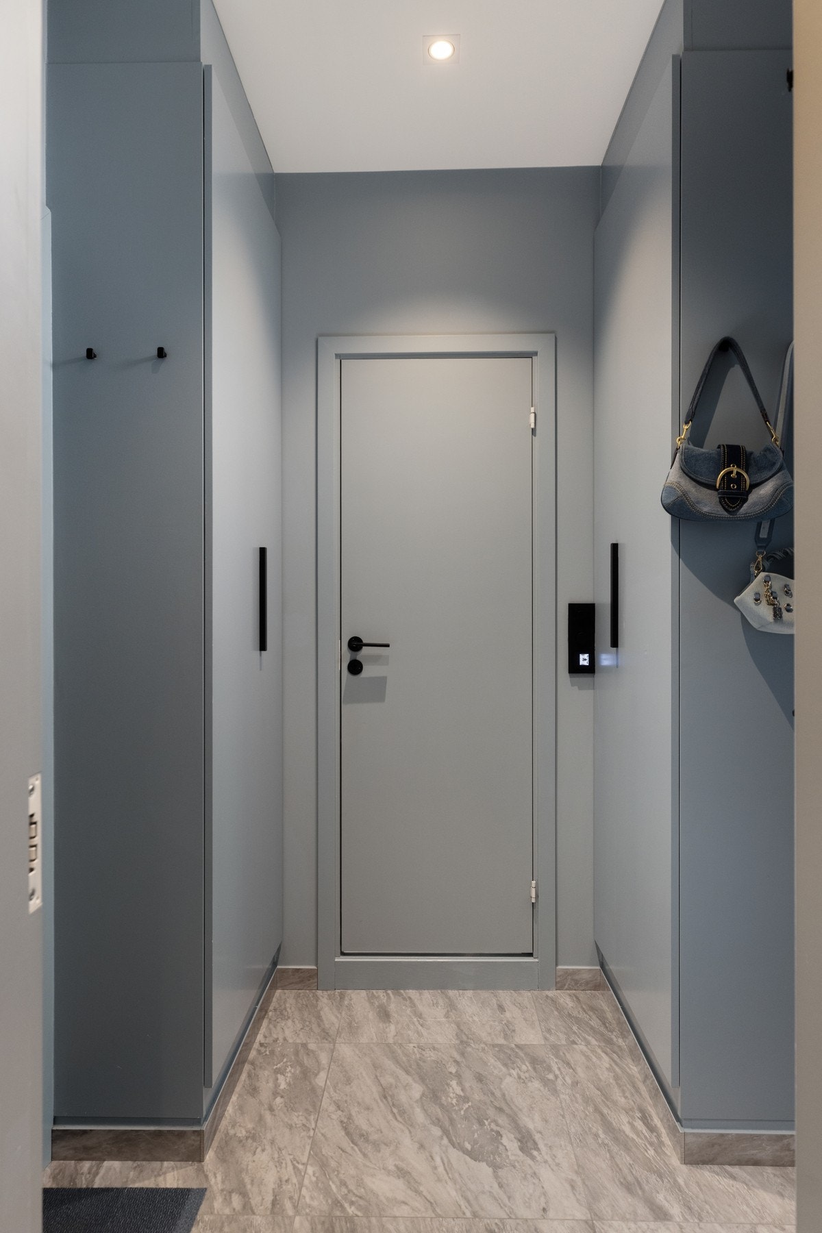 Entréen har to plassbygde garderobeskap og et skoskap utført i samme stil. Galleribilde