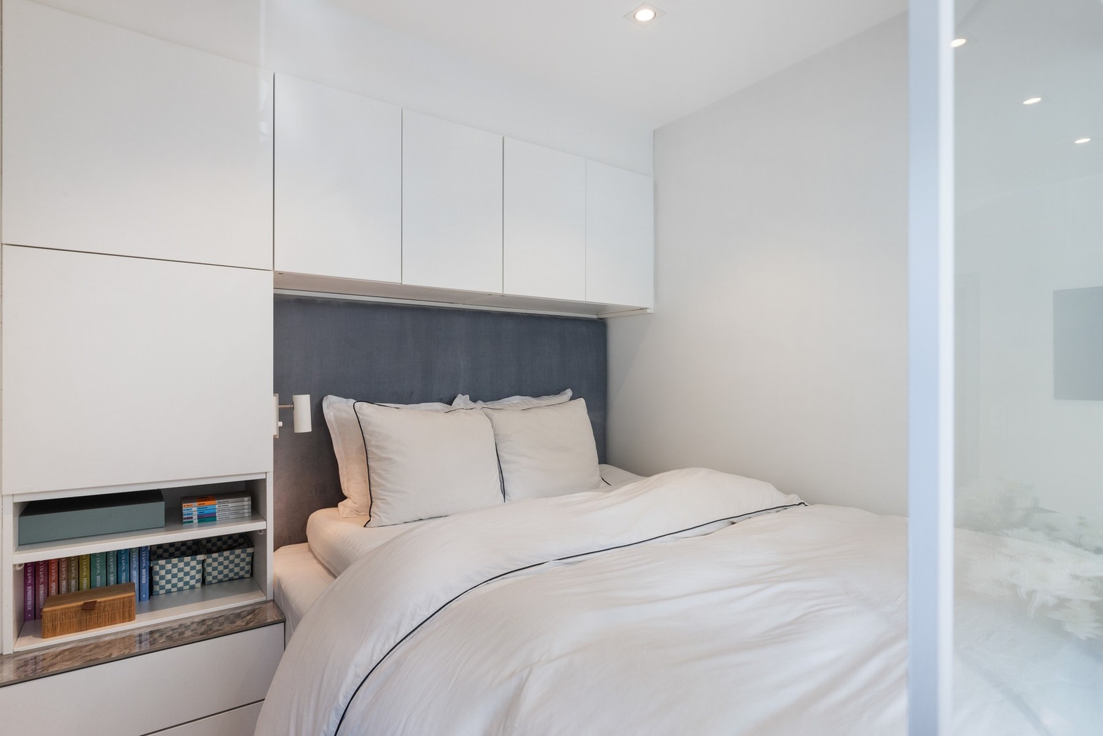 ...samt en plassbygget seng med bredde på 160 cm. Galleribilde