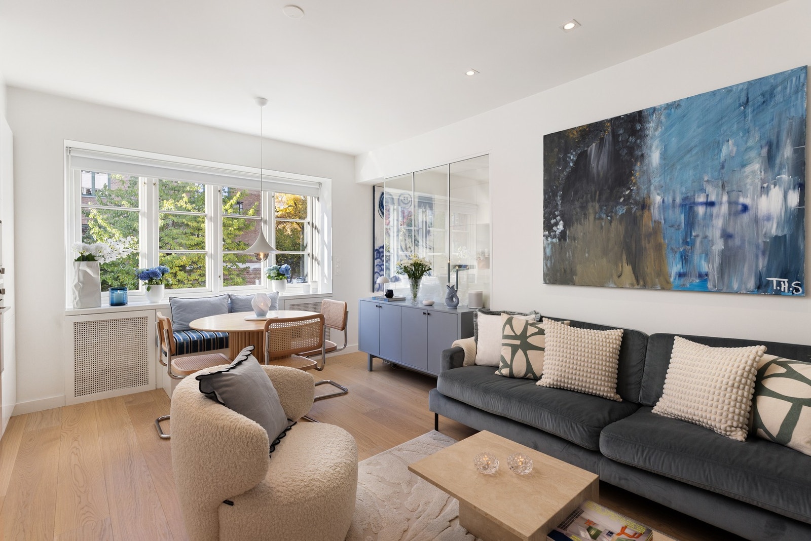 En totalrenovert og påkostet 1-roms leilighet med delikate fargevalg og smarte løsninger. Galleribilde