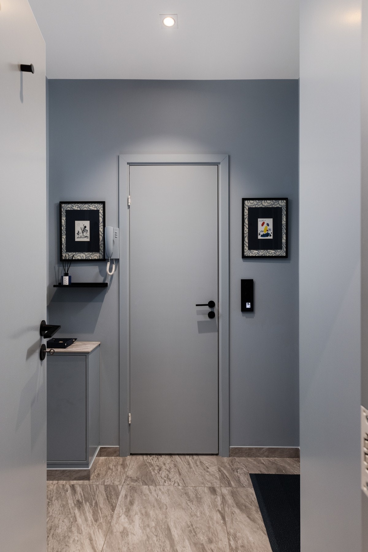 Fra entréen har du tilgang til leilighetens walk-in closet. Galleribilde