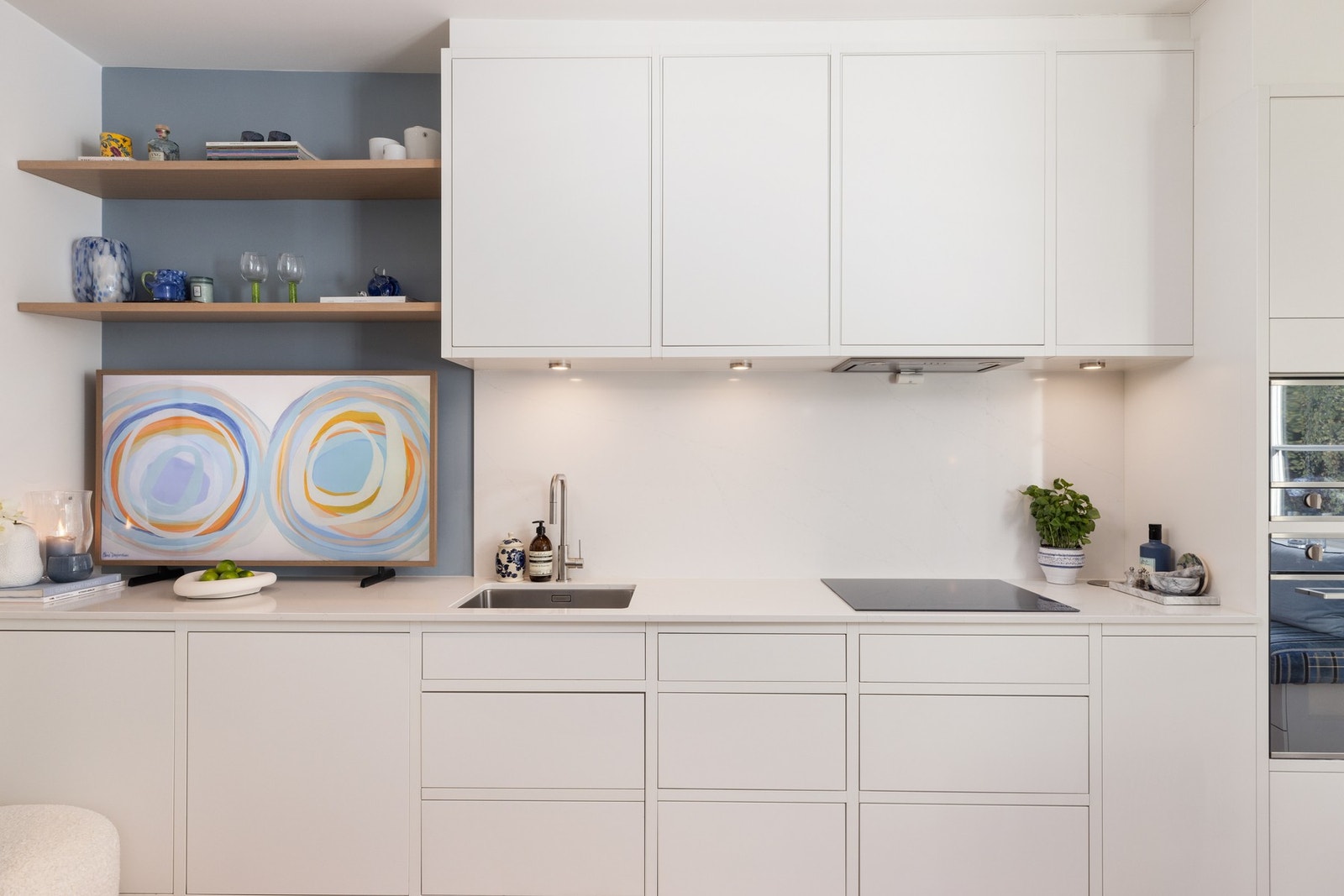 Kjøkkenet har et minimalistisk uttrykk, med en flott og påkostet benkeplate. Galleribilde