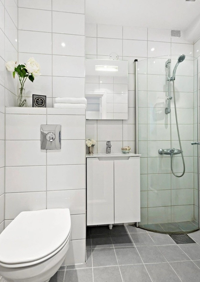 Pent, flislagt bad. Galleribilde