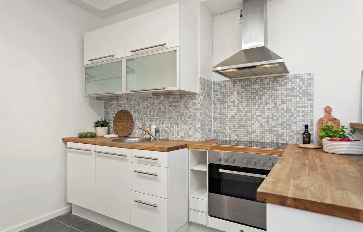 Pent kjøkken med integrerte hvitevarer. Galleribilde