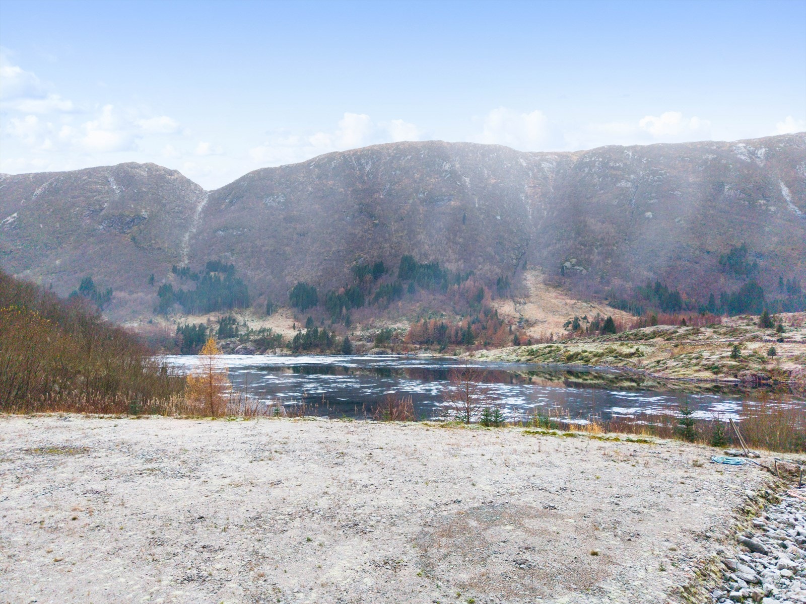 Tomten er planert, og har vei, vann og kloakk i tomtegrense. Galleribilde