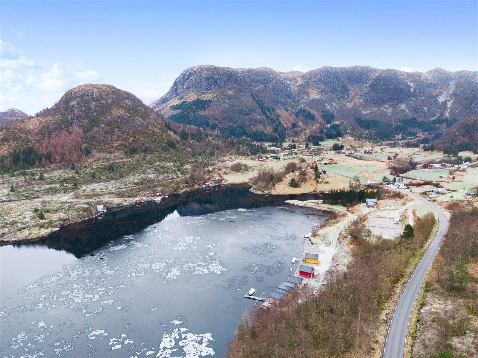 Det er også kort vei til flott felles badeplass for området. Galleribilde