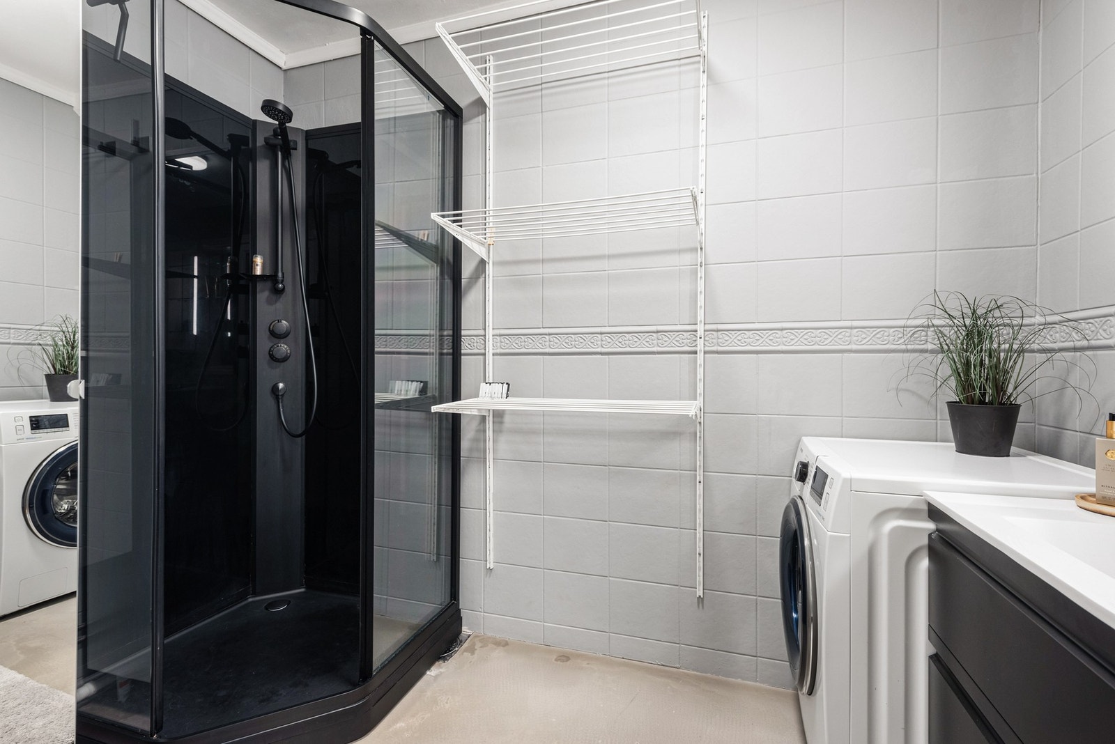 Pent bad med dusj, servant og opplegg vaskemaskin Galleribilde