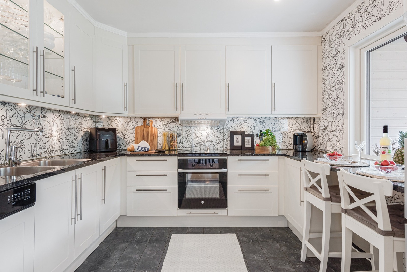 Kjøkkenet har godt med skap -og benkeplass Galleribilde