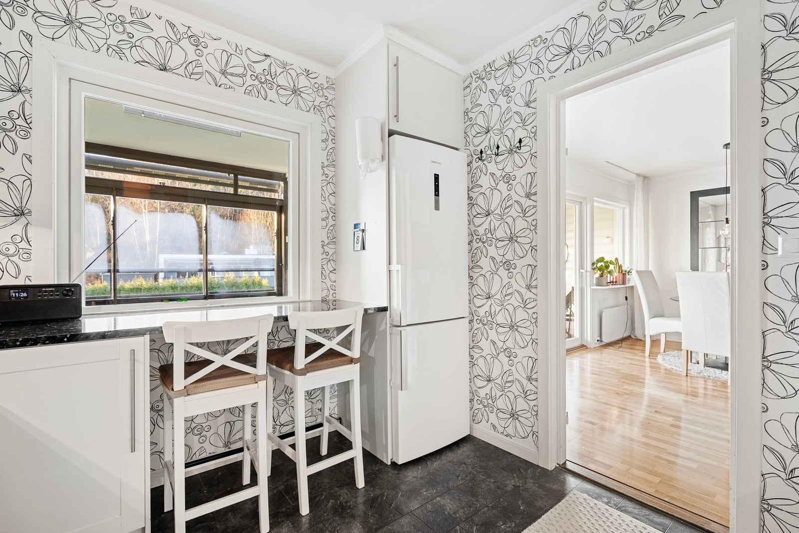 Sitteplass ved vindu Galleribilde