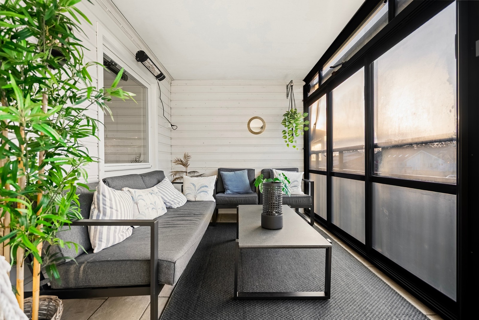 Balkongen har skyveglass som kan tilpasses etter behov/ønske Galleribilde