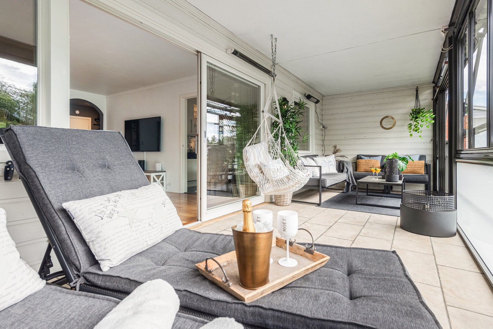 Stor innglasset balkong gir et ekstra rom til leiligheten Galleribilde