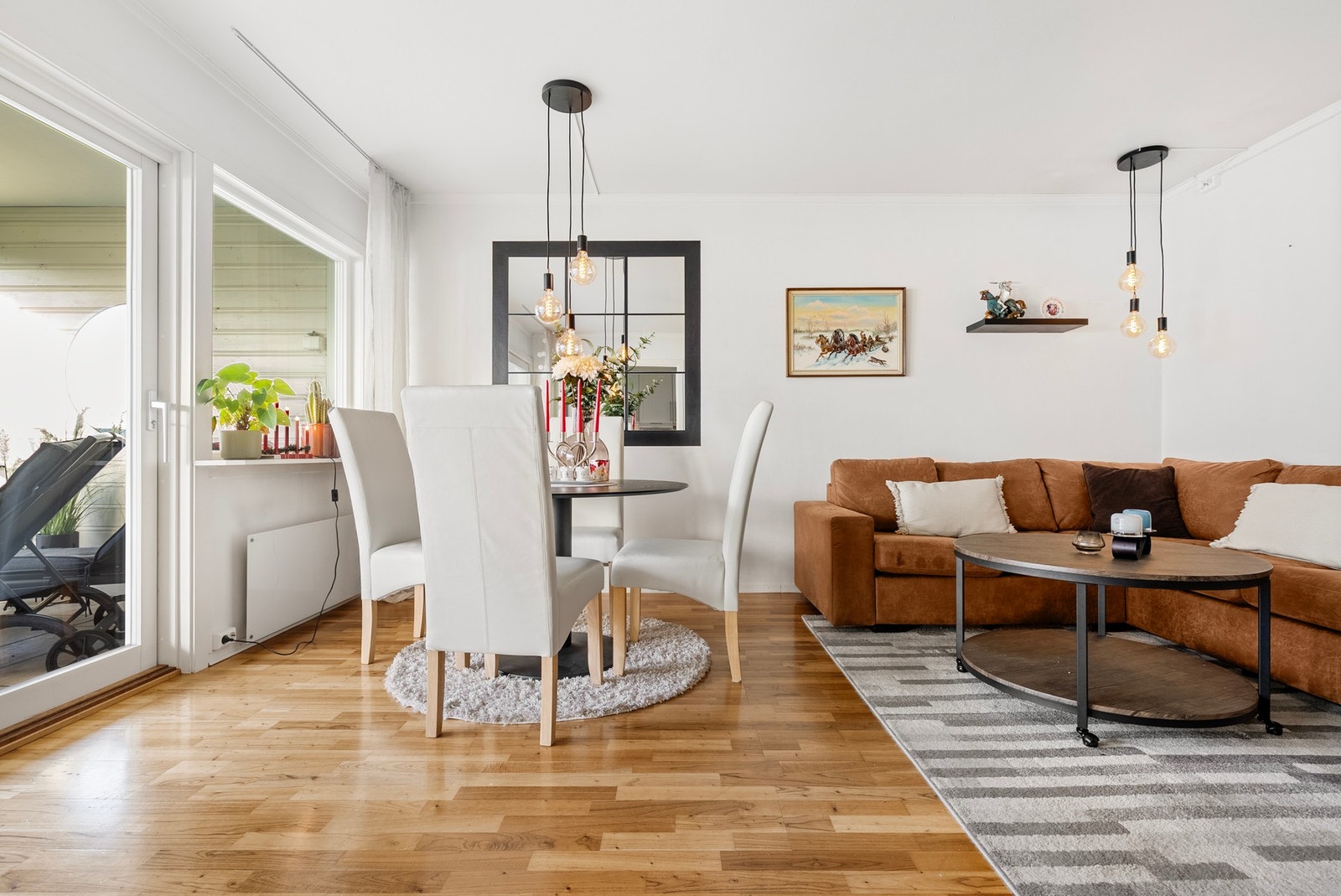 God plass til å møblere med både stue og spisestue Galleribilde