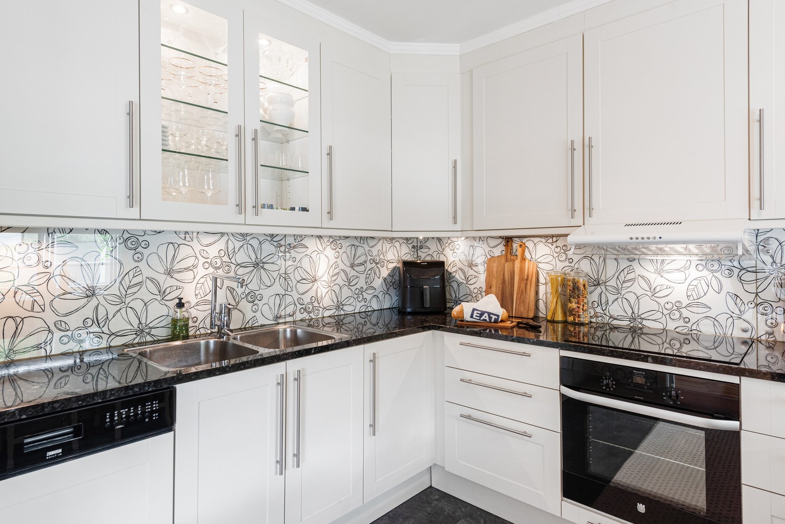 Lyst og praktisk kjøkken Galleribilde